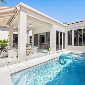  Villa Golfers Paradise In Australia